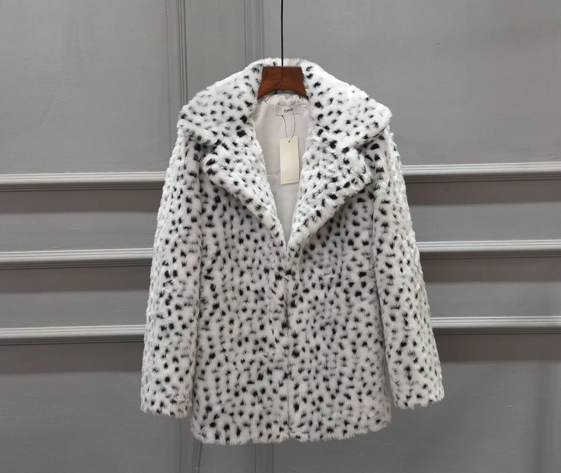 

Faux Fur Coat Fashionable V-Neck Warm Leopard Print Jacket Elegant Ladies Thicken Clothes Autumn&Winter 2021 Fluffy Outerwear