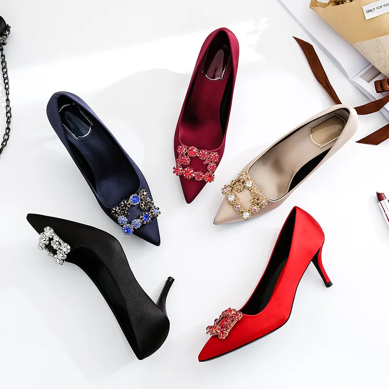 Женские свадебные туфли на высоком каблуке с острым носком украшенные стразами