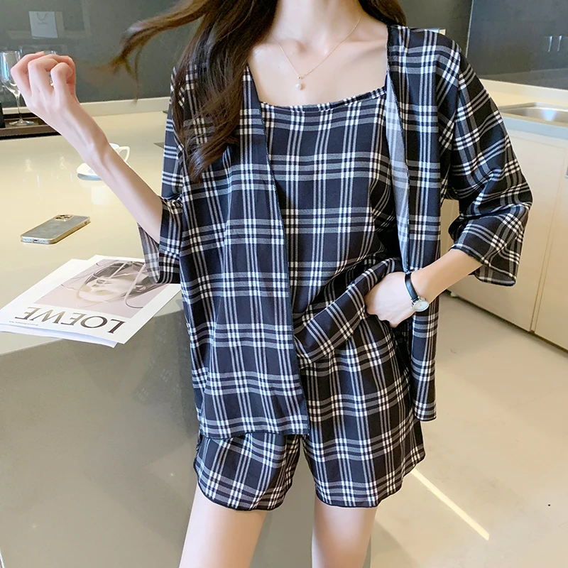 

Женский костюм-тройка из сатина и шелка, с шортами