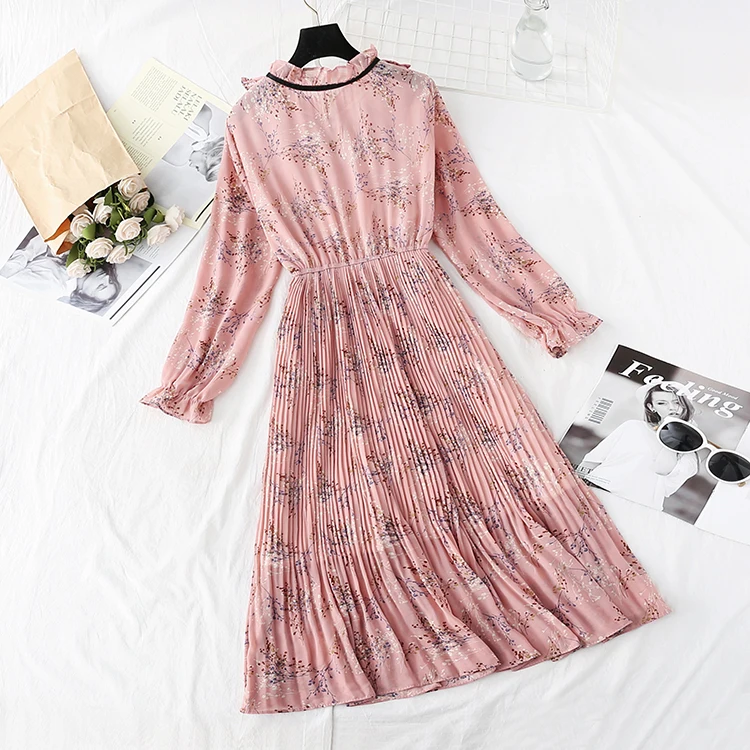 Элегантное женское платье с круглым вырезом и цветочным принтом расклешенный