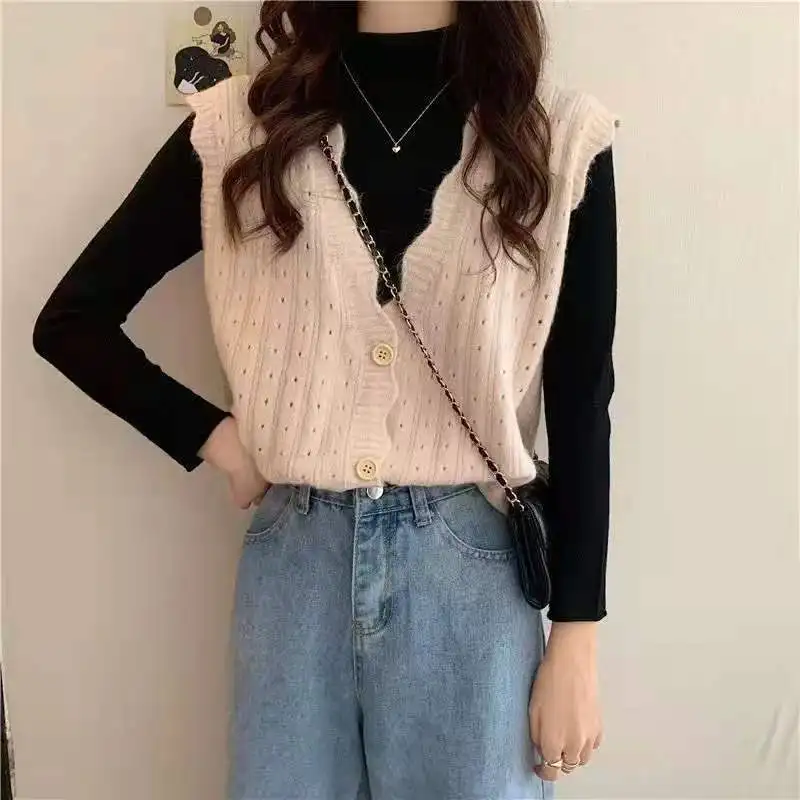 Женский трикотажный жилет однобортный без рукавов с V-образным вырезом в