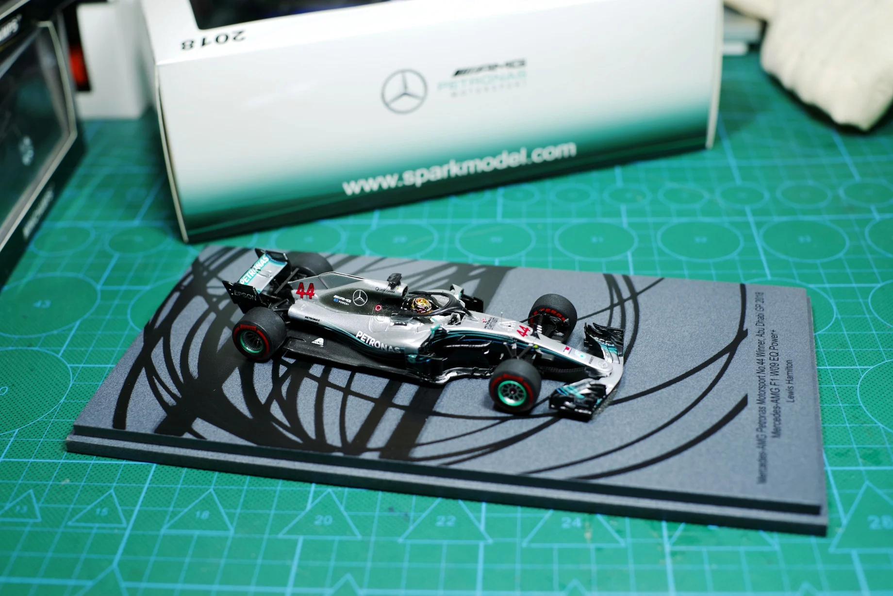 

Модель SPARK 1/43 2018 Abu Dhabi station F1 Benz AMG W09 Lewis Hamilton литая под давлением модель автомобиля с оригинальной коробкой коллекция автомобилей подарок