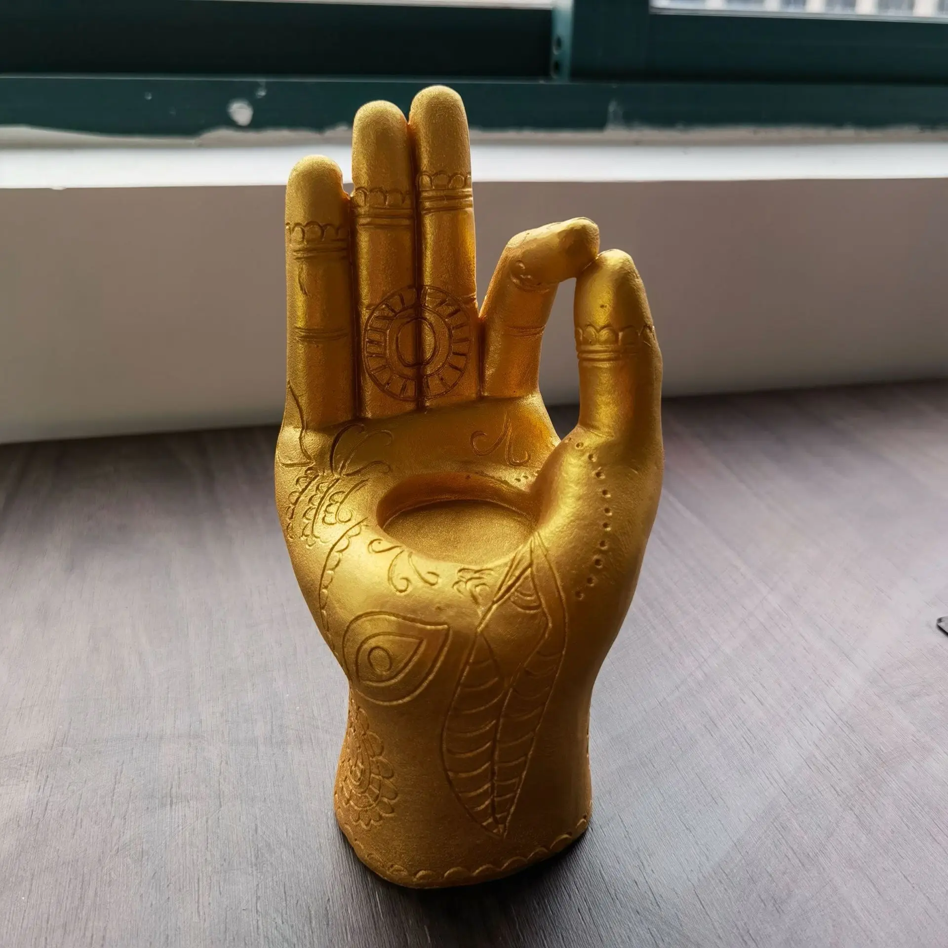 

Living Room Home Decoration Accessories Candle Holders Candlesticks For Candles Resin Crafts Golden Hand Ornaments Candelabros