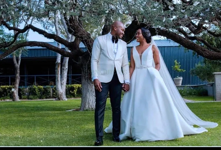 

Мужской свадебный костюм, смокинг для жениха, блейзер, новый стиль, облегающий пиджак и брюки, 2 предмета, белый пиджак с черными брюками, индивидуальный костюм, 2021