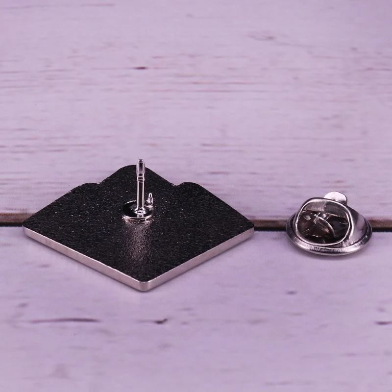 Эмалированная шпилька с изображением синей горы подарок для любителей природных