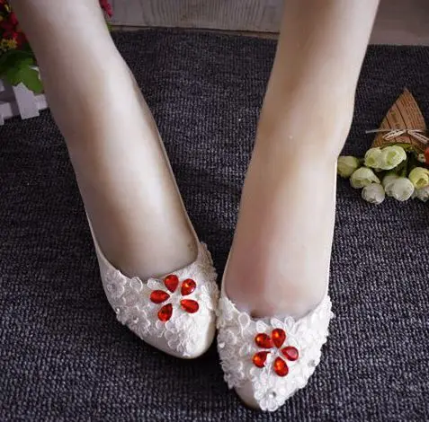 

Женские туфли-лодочки; Белая кружевная на каблуке средней высоты женская обувь красного цвета с украшением в виде крупных кристаллов Страз...