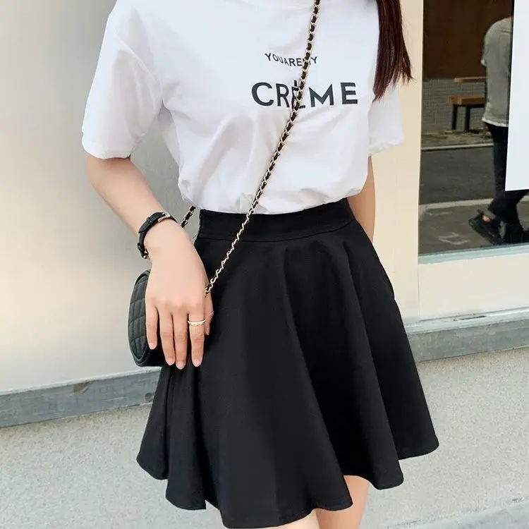 Короткая плиссированная юбка с помпонами большого размера высокой талией