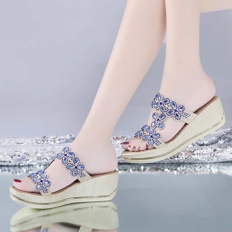 

Сандалии женские пляжные на платформе, шлепанцы на танкетке, с кристаллами, открытый носок, модные богемные тапочки, лето 2020