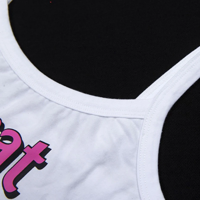 Женский укороченный топ без рукавов с буквенным принтом Brat белый облегающий Топ