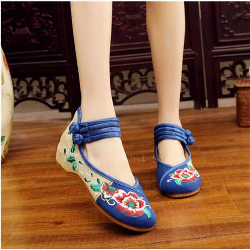 Женские туфли на плоской подошве с цветочной вышивкой