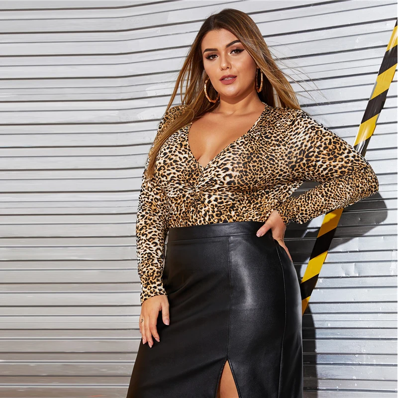 SHEIN плюс размер черная юбка с разрезом сбоку из искусственной кожи Женская Осенняя Однотонная юбка большого размера с моторным штормом Гламурные Мини прямые юбки