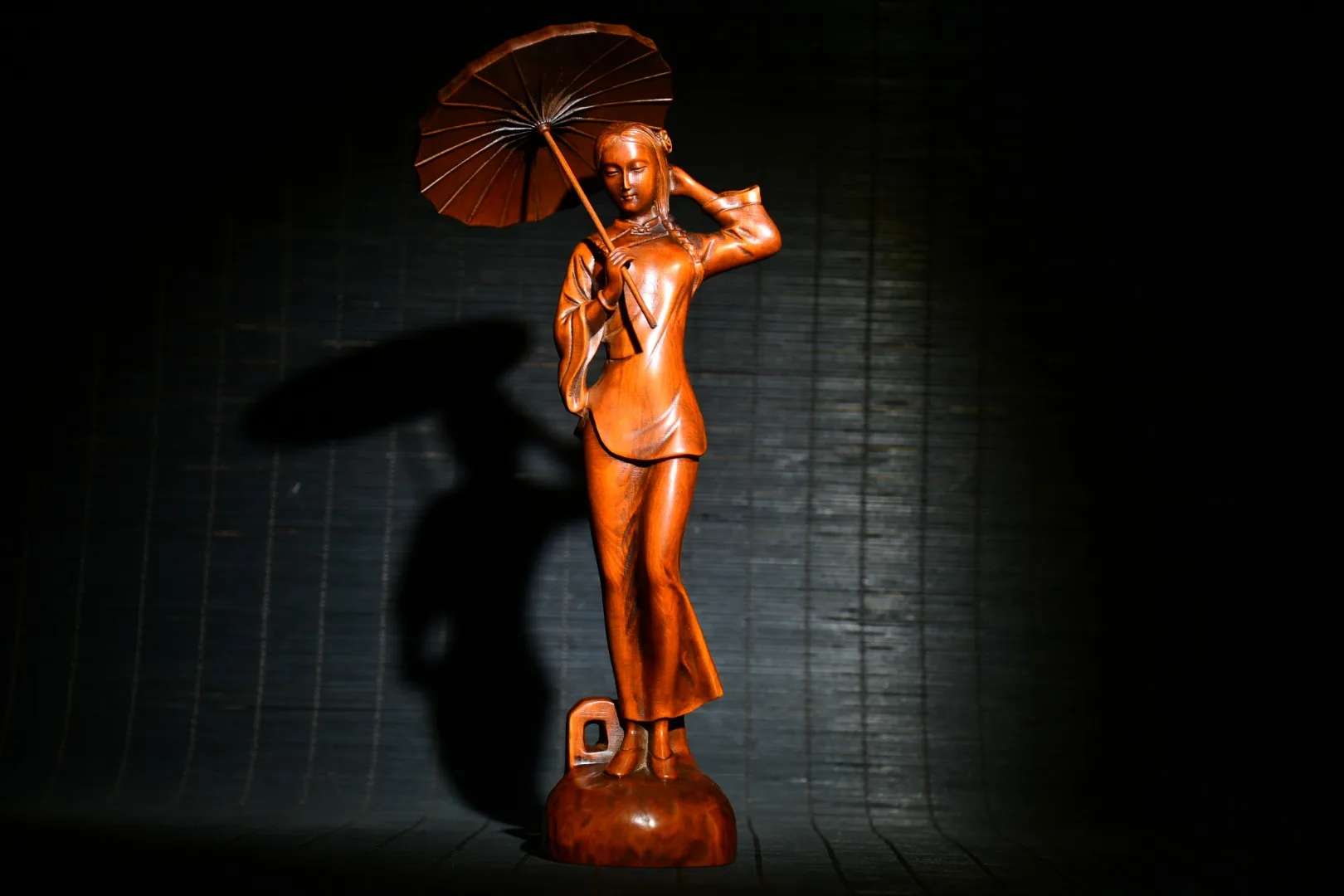 

Home Decor 8" China Lucky Boxwood Hand-carved Beauty umbrella statue Traditional female representatives Yearning for freedom