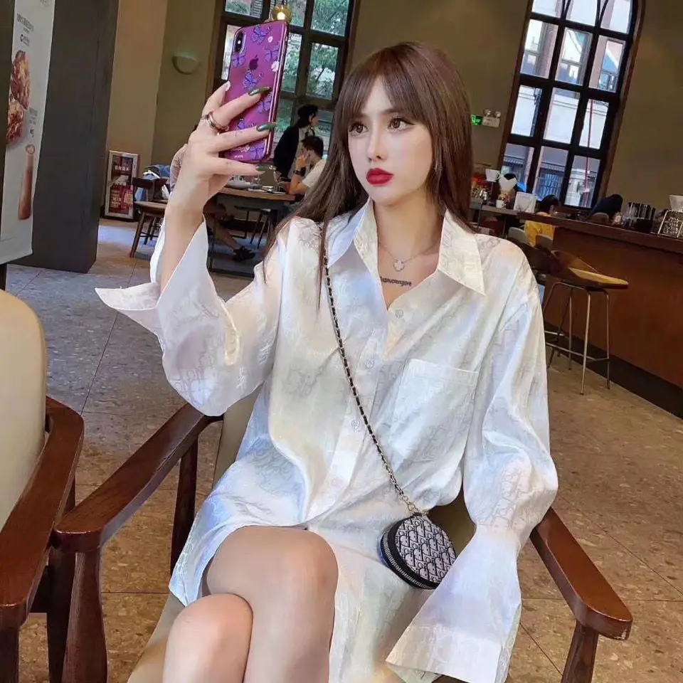 

Chunqiu chaopai retro loose Satin Jacquard lettering all over print pocket irregular solid color shirt