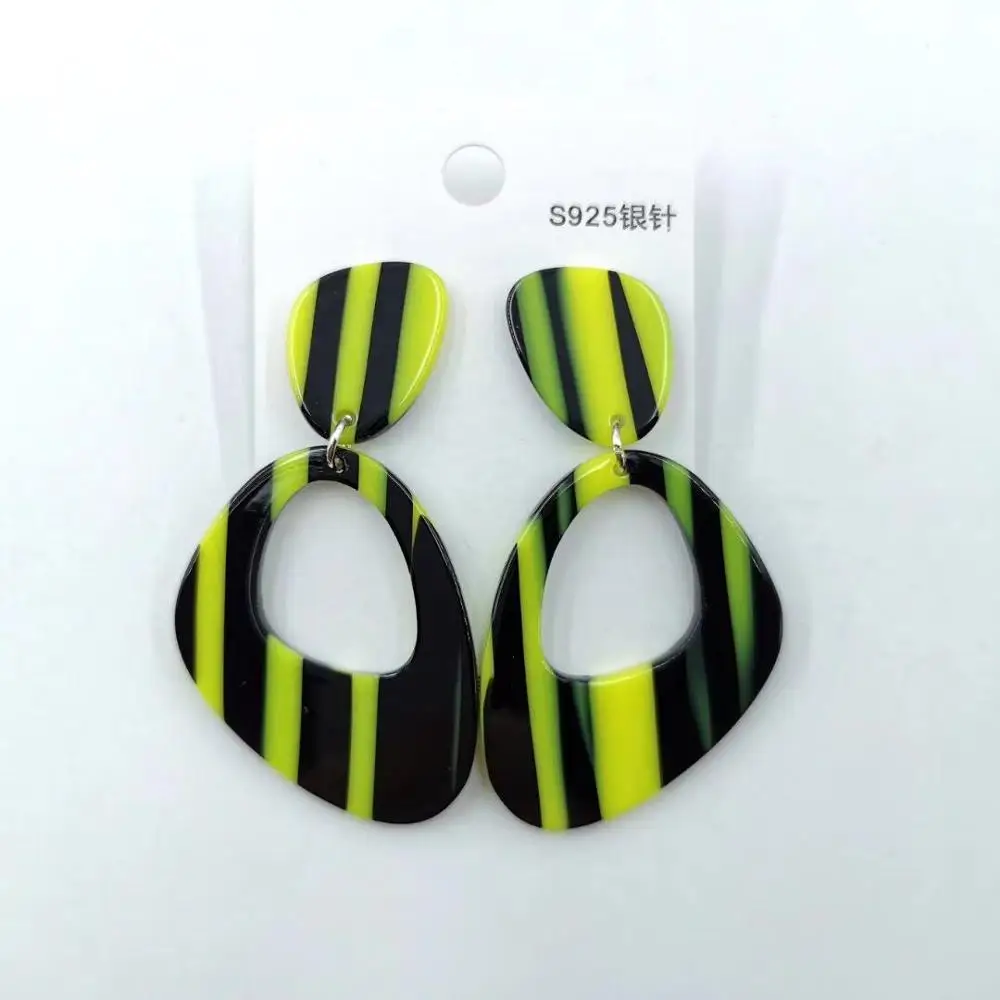 Женские акриловые серьги-подвески в полоску большие полимерные Серьги разных