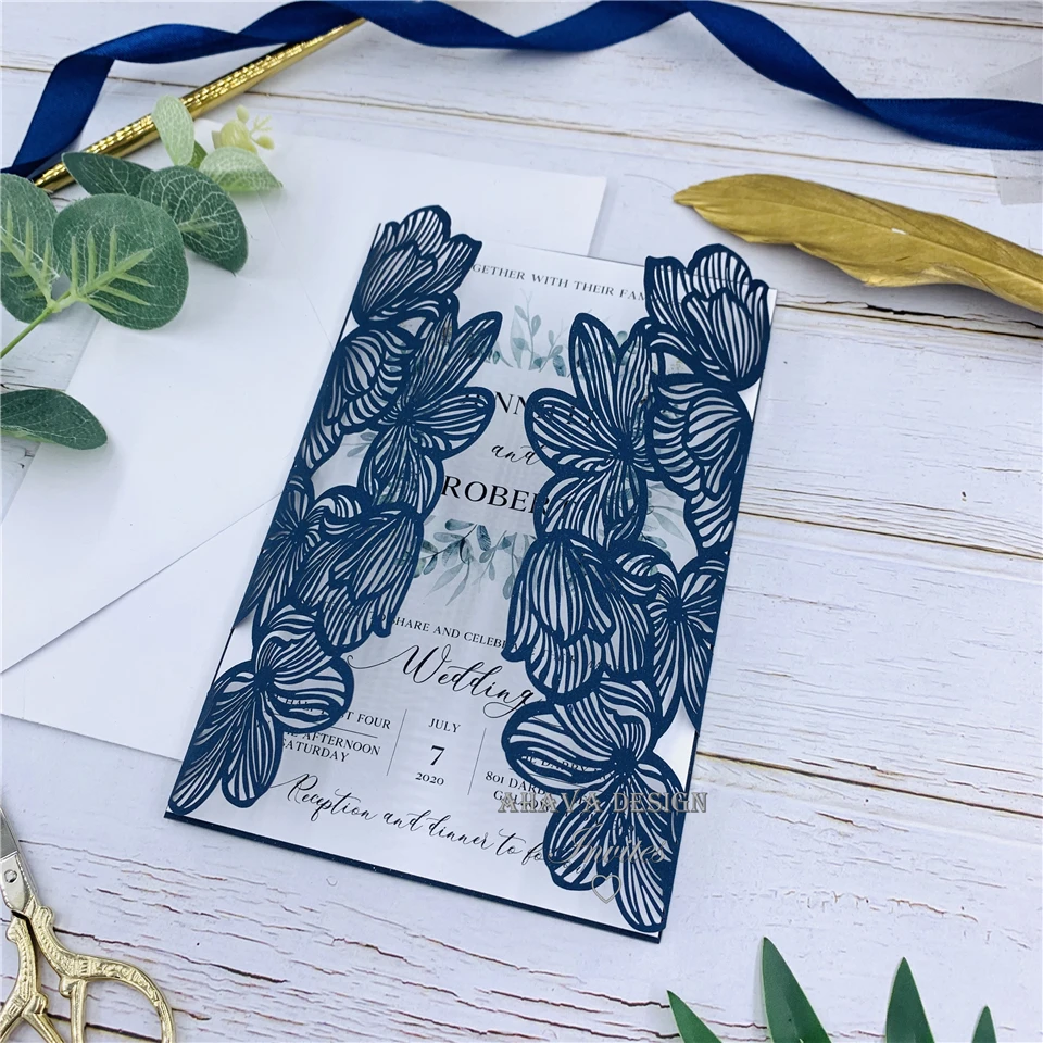 Современные свадебные приглашения с галстуком-бабочкой и персонализированной