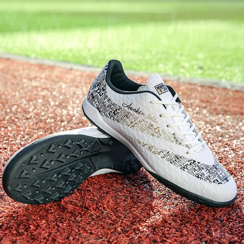 

New broken football boots casual comfortable outdoor sports non-slip shock-proof lightweight and comfortable sneakers