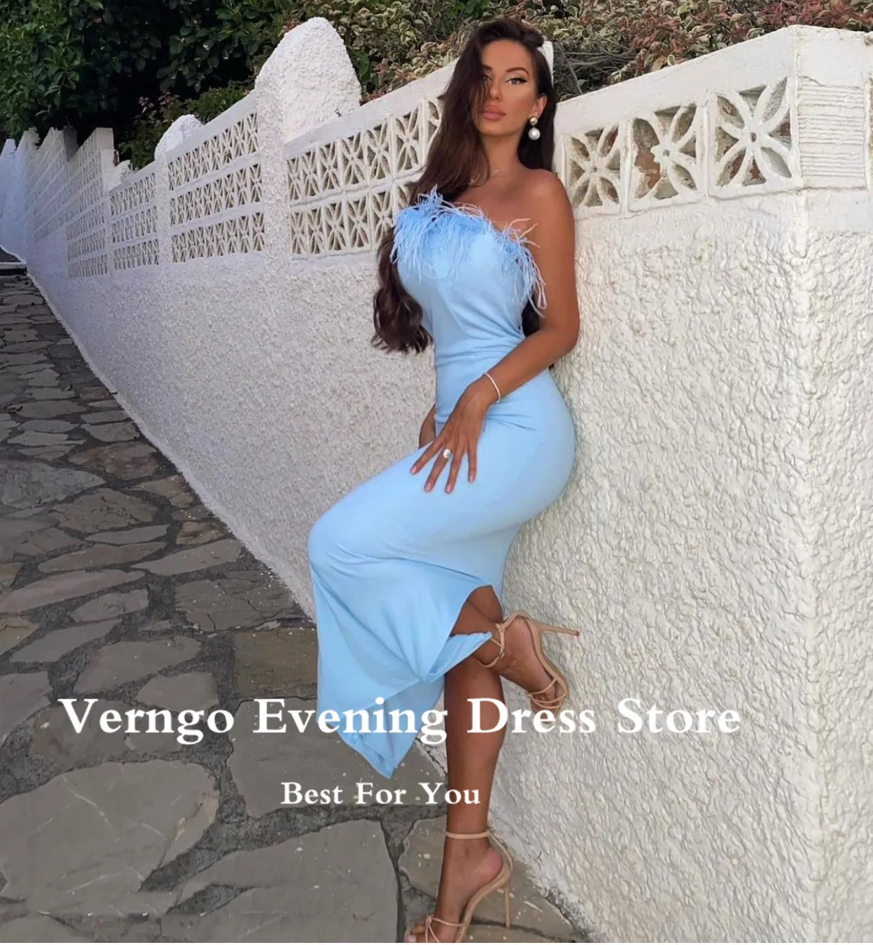 Светло-голубое мягкое атласное вечернее платье Verngo с перьями без бретелек