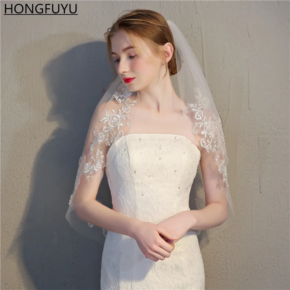 

HONGFUYU White Ivory 2 Layers Wedding Bridal Veil With Comb In Stock Short Lace Edge Wedding Accesssories Velo De Novia Corto