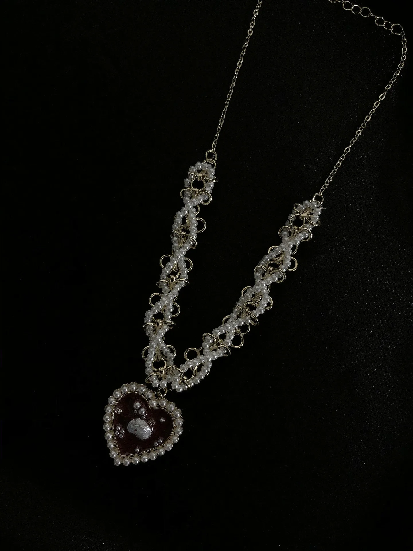 

2021 Chic Hand weave Imitation Pearl Chain Femem Sexy Necklaces Fashion Heart Temperament Short Necklace For Women Party Jewelry