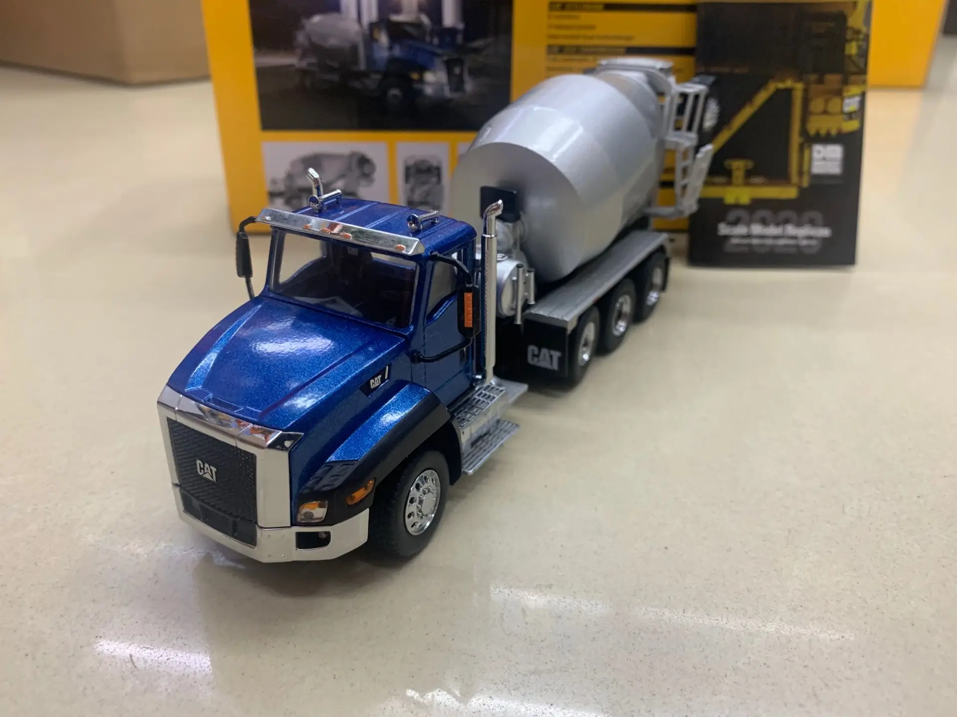 Кота CT660 кабина день трактор с Mcneilus Bridgemaster смеситель 1:50 весы по бренд DieCast Masters