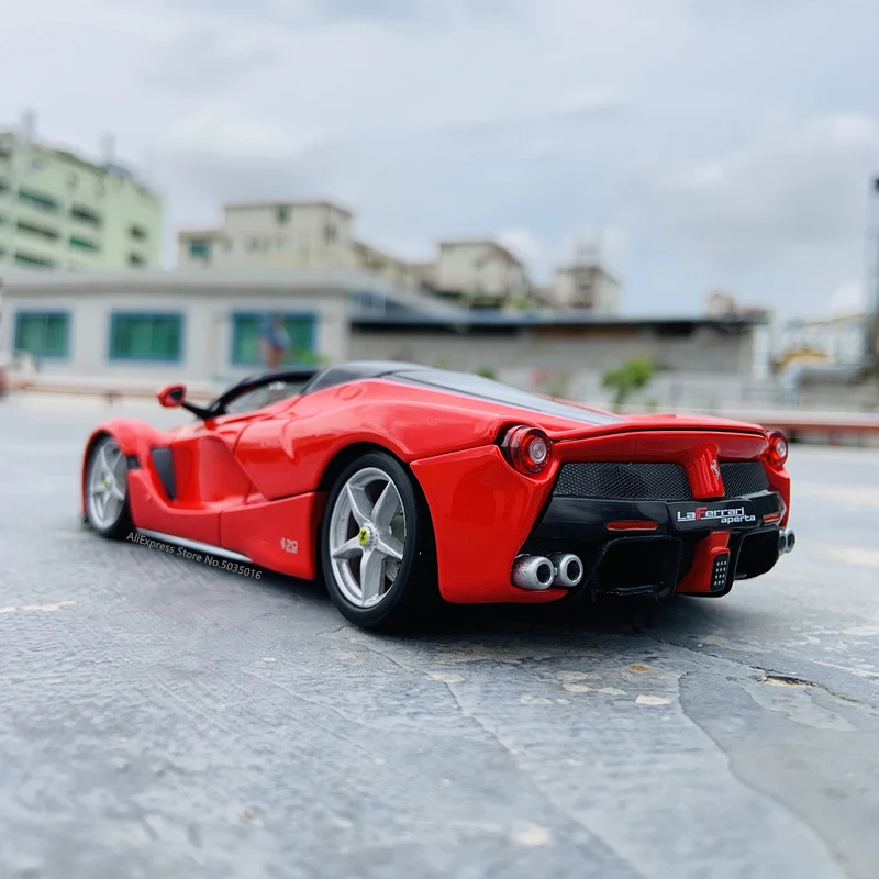 Модель Автомобиля Ferrari Roadster из литого металлического сплава Bburago 1:24 детская