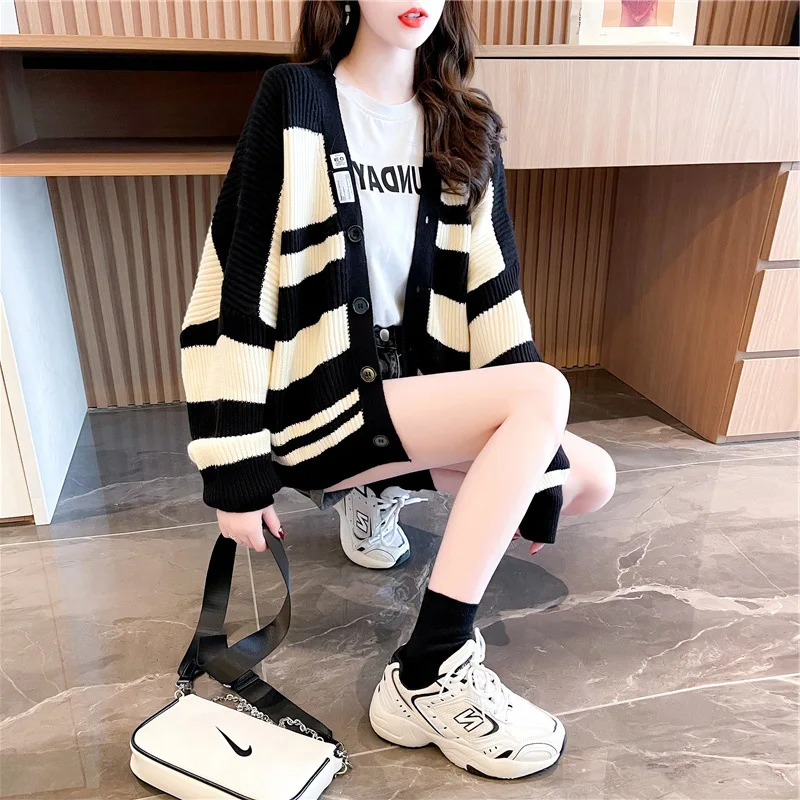 

SuperAen Short V-neck Striped Contrast Knit Cardigan Women's Autumn 2021 New Loose Sweater Coat