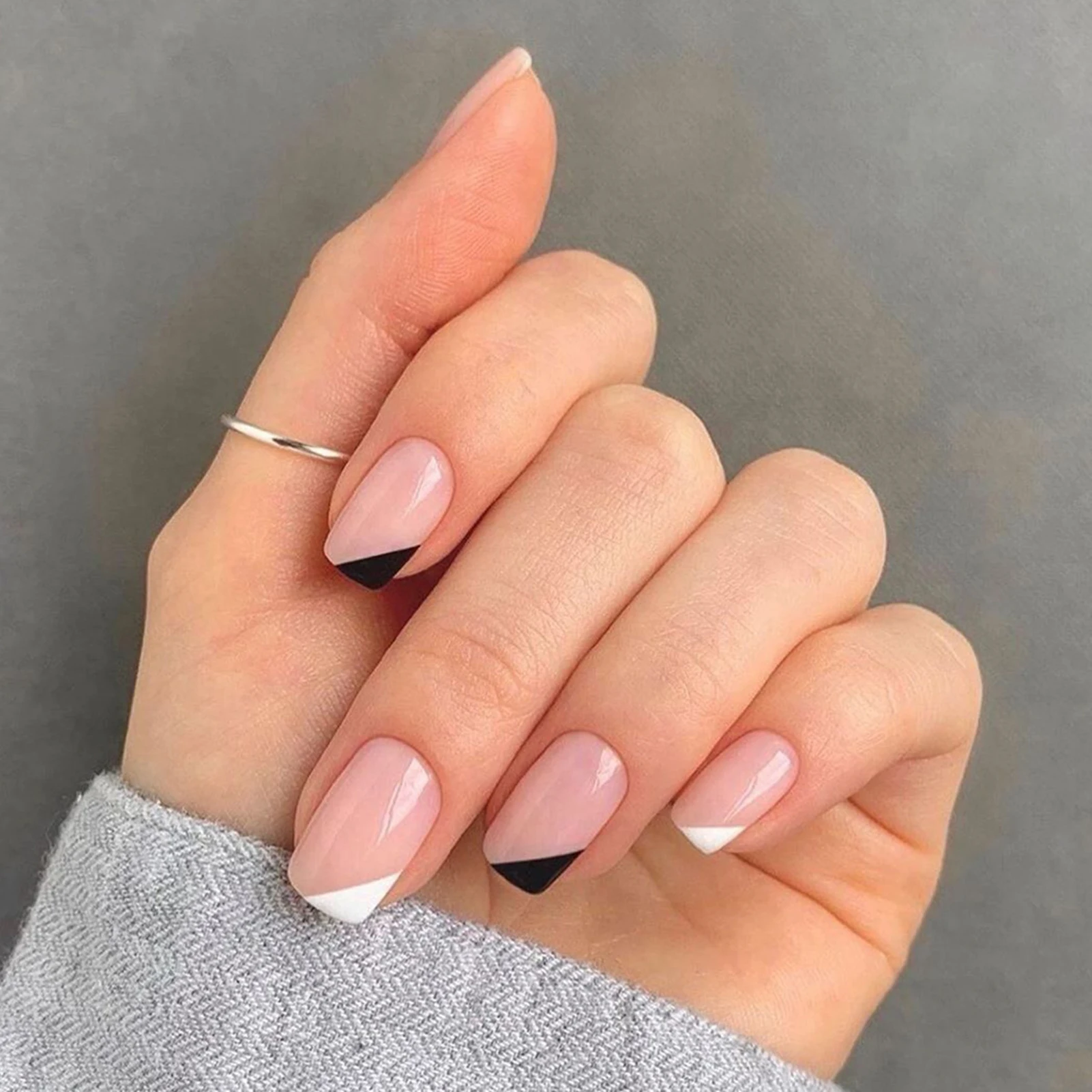 

Newly Adhesive Nail Beauty in Black and White Detachable Attractive Fashion Simple Glue Stype for Women's Daily Life