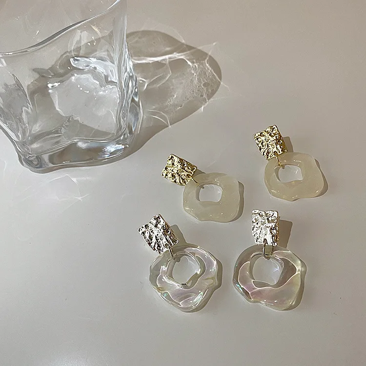 

Retro Fashion Niche Design Irregular Earrings Geometric Metal Transparent Resin Earrings Female Temperament Earrings Tide