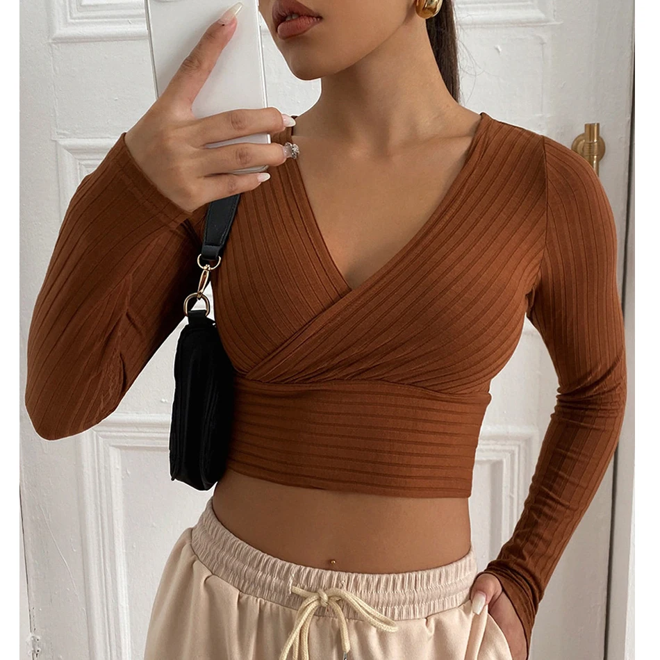 

Женский укороченный топ с V-образным вырезом и длинным рукавом