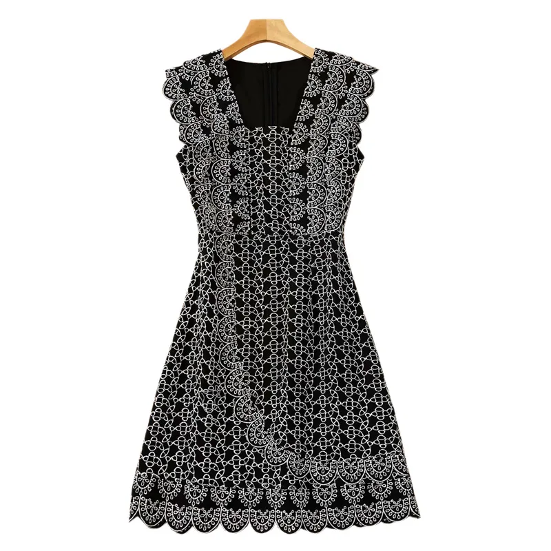 

Черное/бежевое облегающее платье-футляр без рукавов с вышивкой и квадратным вырезом