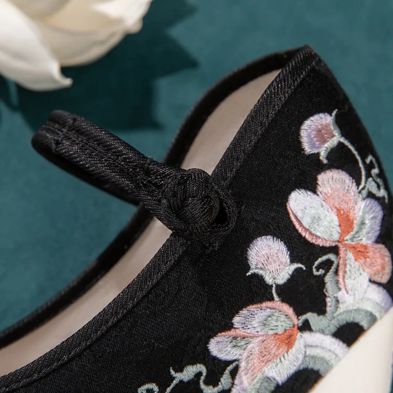 Красивая женская обувь с цветочной вышивкой в китайском старинном стиле ретро