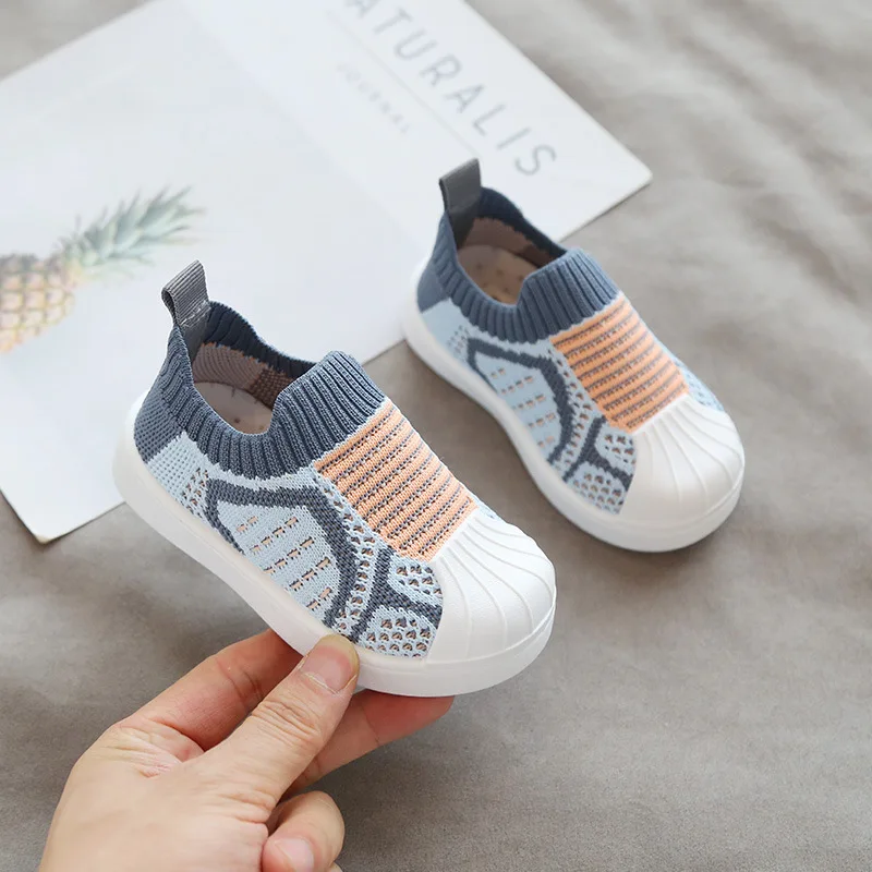 

Детские кроссовки из сетчатого материала, на плоской подошве