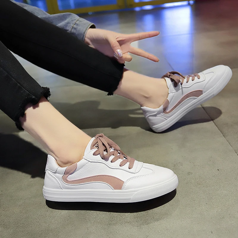 Женская спортивная обувь из белой кожи модная мягкая прогулочная на платформе