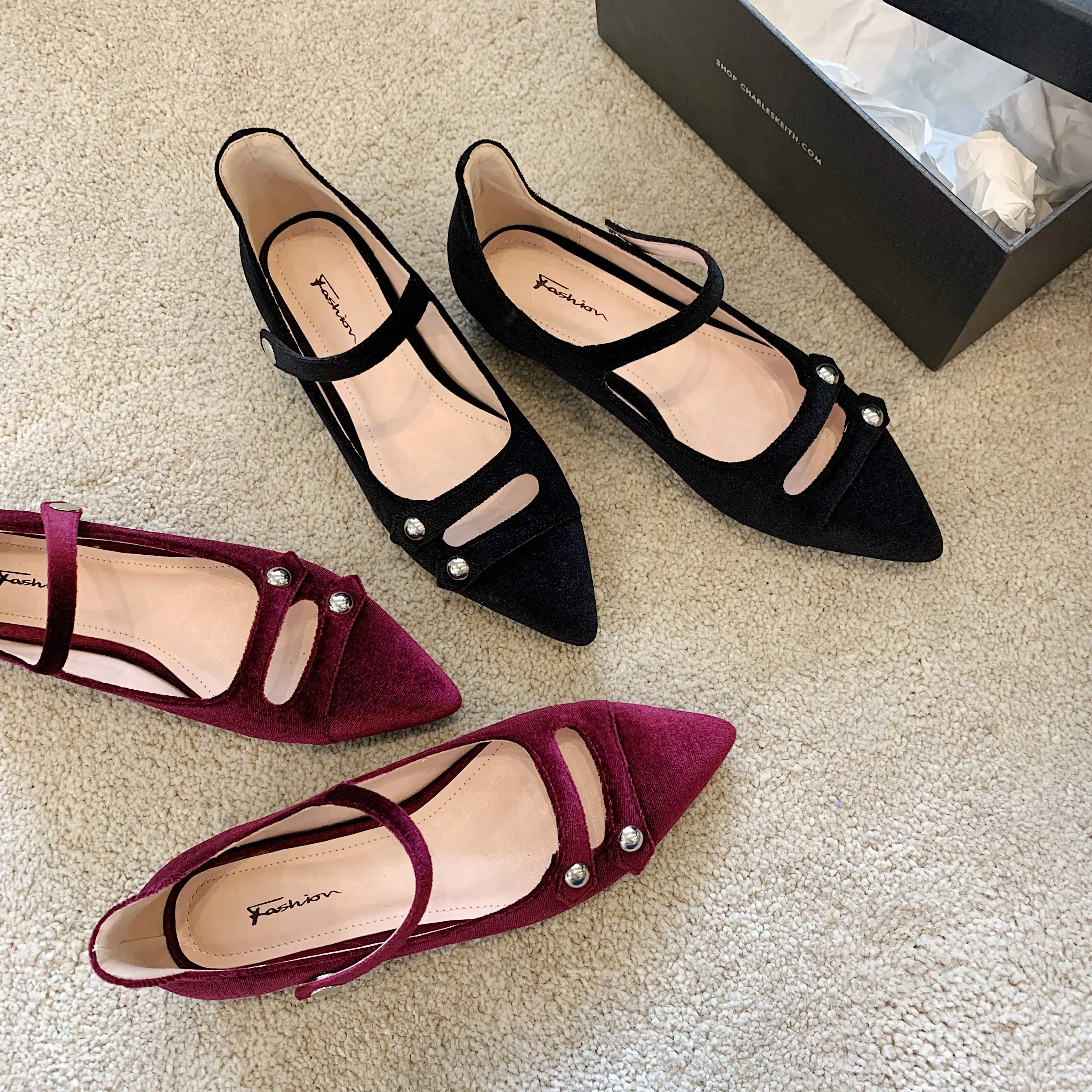 

Krazing pot 2020 hot sale handmade brand shoes flock pointed toe low heel shoes women metal decorations button women pumps L16