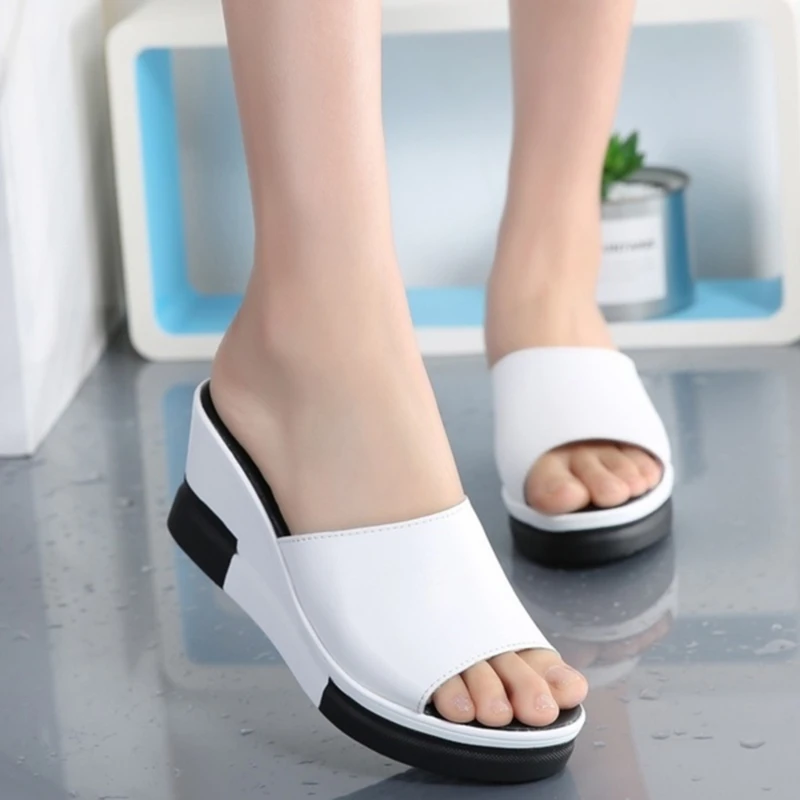

2020 Summer Female Slippers All-match Muffin Bottom Slope Sexy Thick Soled Sandals Tide Shoes Woman Rubber Wedges Chain PU