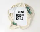 Детская футболка с надписью Trust God and Chill