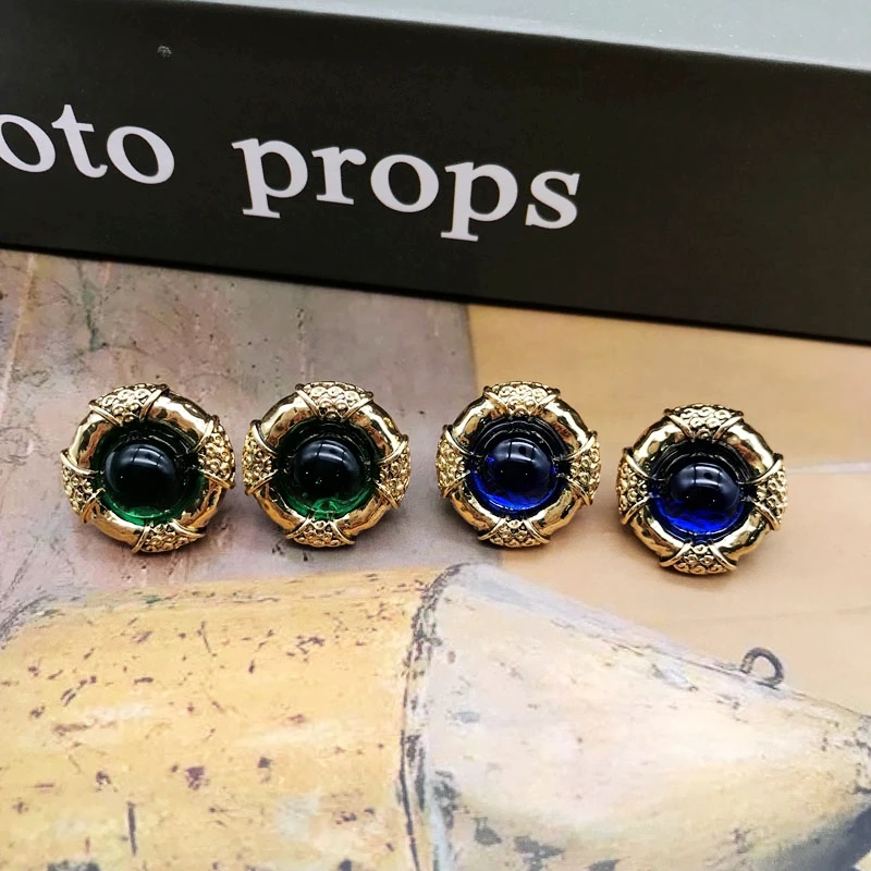 Винтажные серьги-гвоздики с текстурой зеленого и синего цветов опаловыми