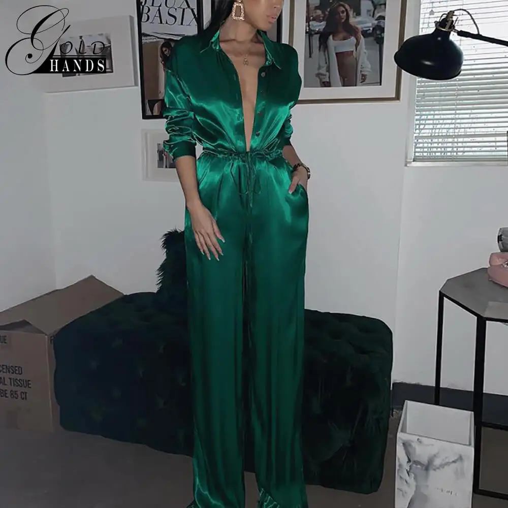 Женский атласный комбинезон на пуговицах с глубоким v-образным вырезом и поясом