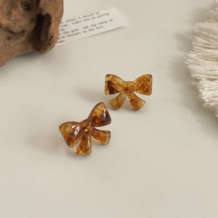 

Retro Japanese and Korean Acrylic Bow Earrings Fashion Earrings Simple Joker Earrings