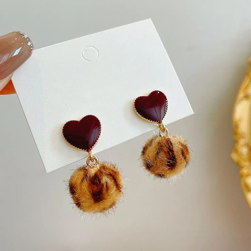 Милые серьги-подвески из искусственного меха с леопардовым и плюшевым шариком для женщин и девушек, модные серьги-гвоздики в форме сердца, милые элегантные висячие украшения, Рождество, C291 Милые серьги-подвески из искусственного меха с леопардовым и плюшевым шариком для женщин и девушек, модные серьги-гвоздики в форме сердца, милые элегантные висячие украшения, Рождество, C291