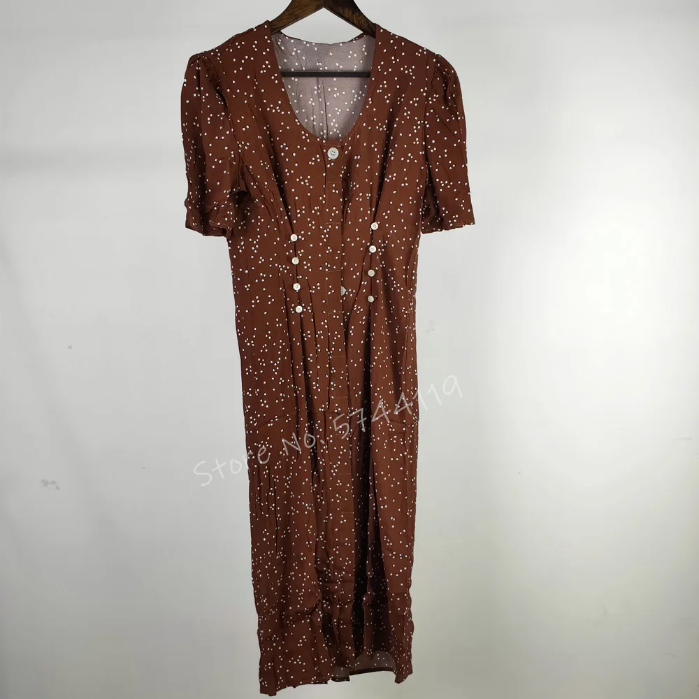 Женское платье миди в горошек приталенное средней длины с квадратным вырезом и