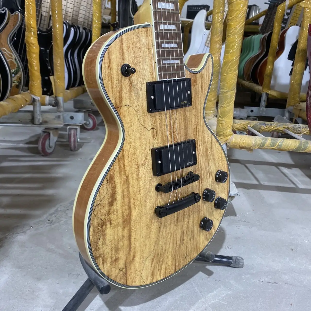 Пользовательская электрическая гитара Burl Maple Top Black Hardware Rosewood фингерборд высокого