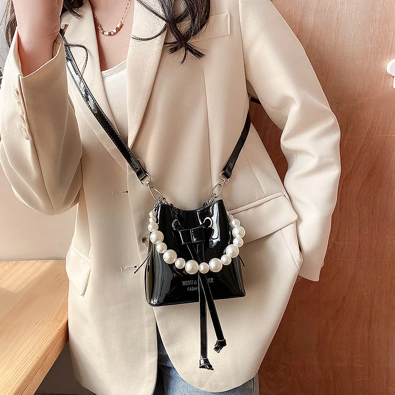 

Spring High-quality Patent Leather Small Bag 2021 New Trendy Fashion Pearl Messenger Bag Western Style One-shoulder Bucket Bag