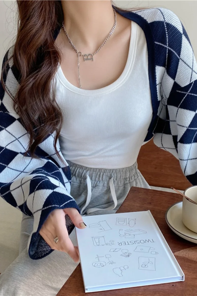 Женский свободный короткий свитер в контрастную клетку Осень-зима 2021 |