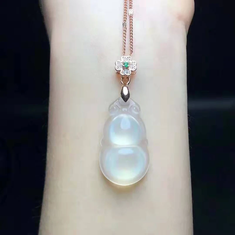 

Изысканное ожерелье с подвеской из прозрачного халцедона в естественной блистерной форме