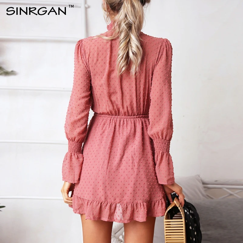 Платье водолазка в горошек с оборками весна 2021 черное элегантное мини платье