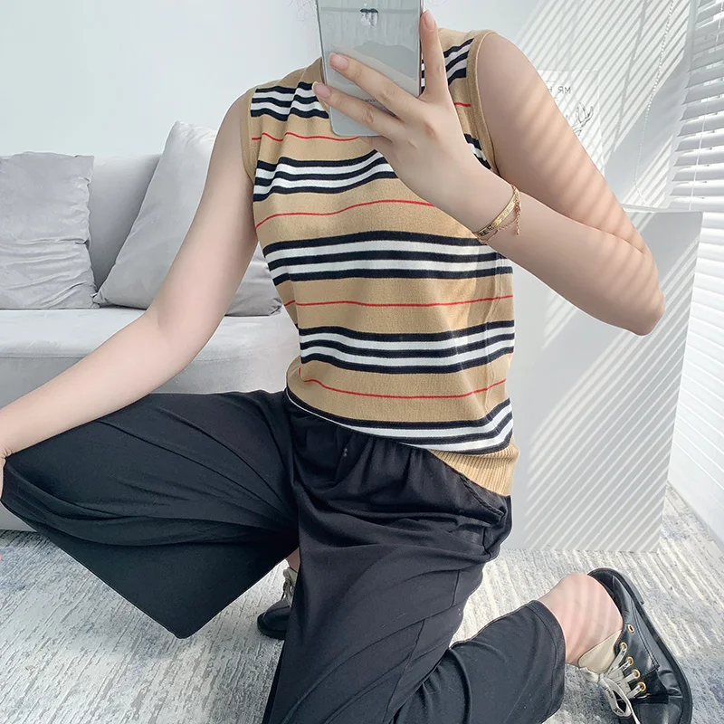 Женский трикотажный жилет полосатый без рукавов с круглым вырезом на бретельках