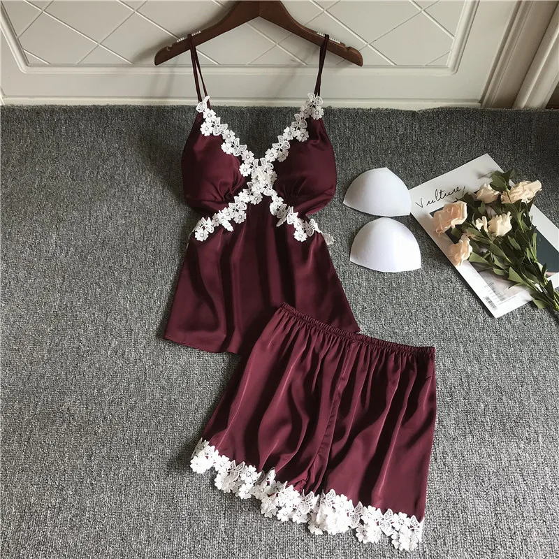 Пижама женская атласная из 2 предметов комплект с майкой и шортами пикантная