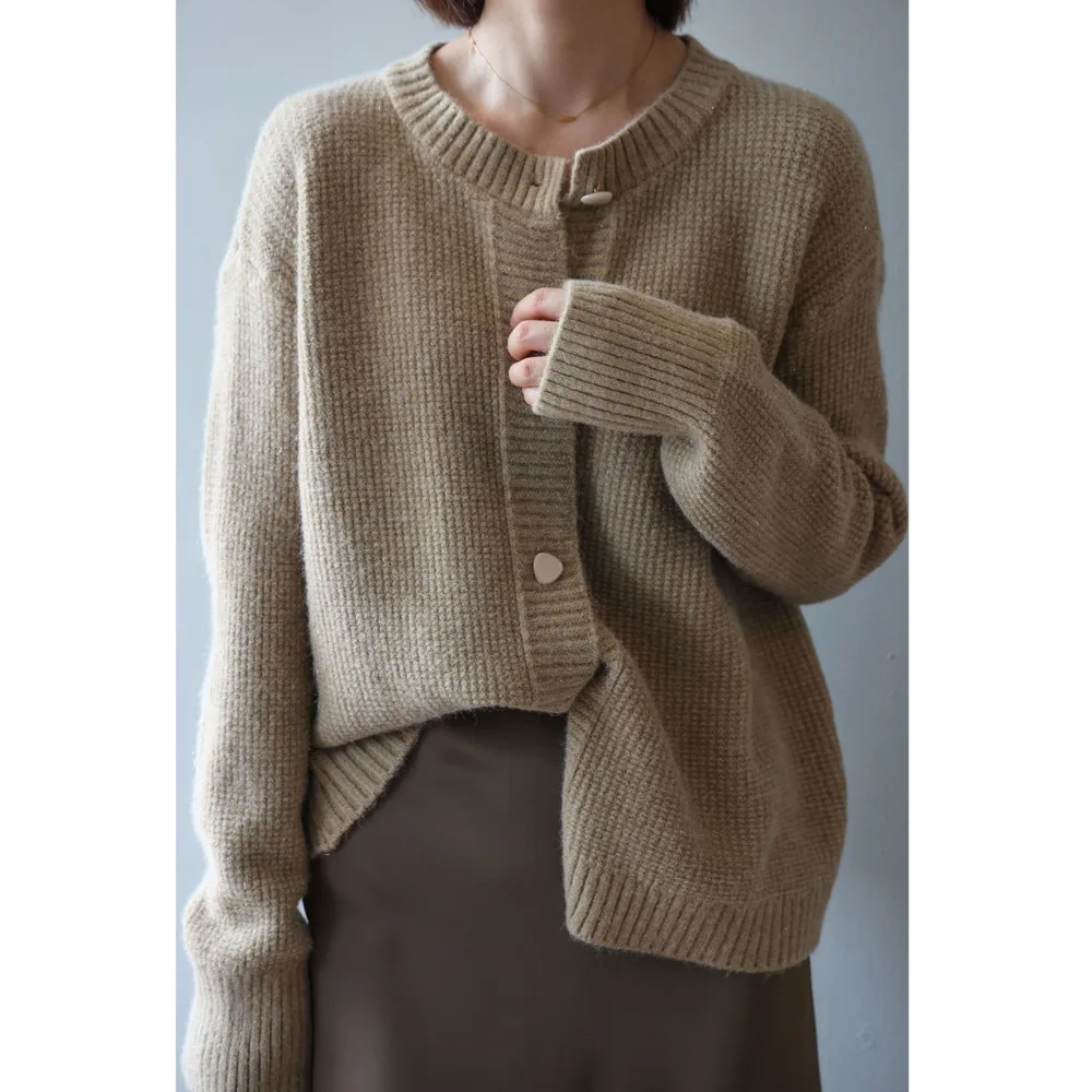 

Осенне-зимний Яркий шелковый свитер цвета хаки, женский новый свободный однобортный вязаный кардиган оверсайз в ленивом стиле