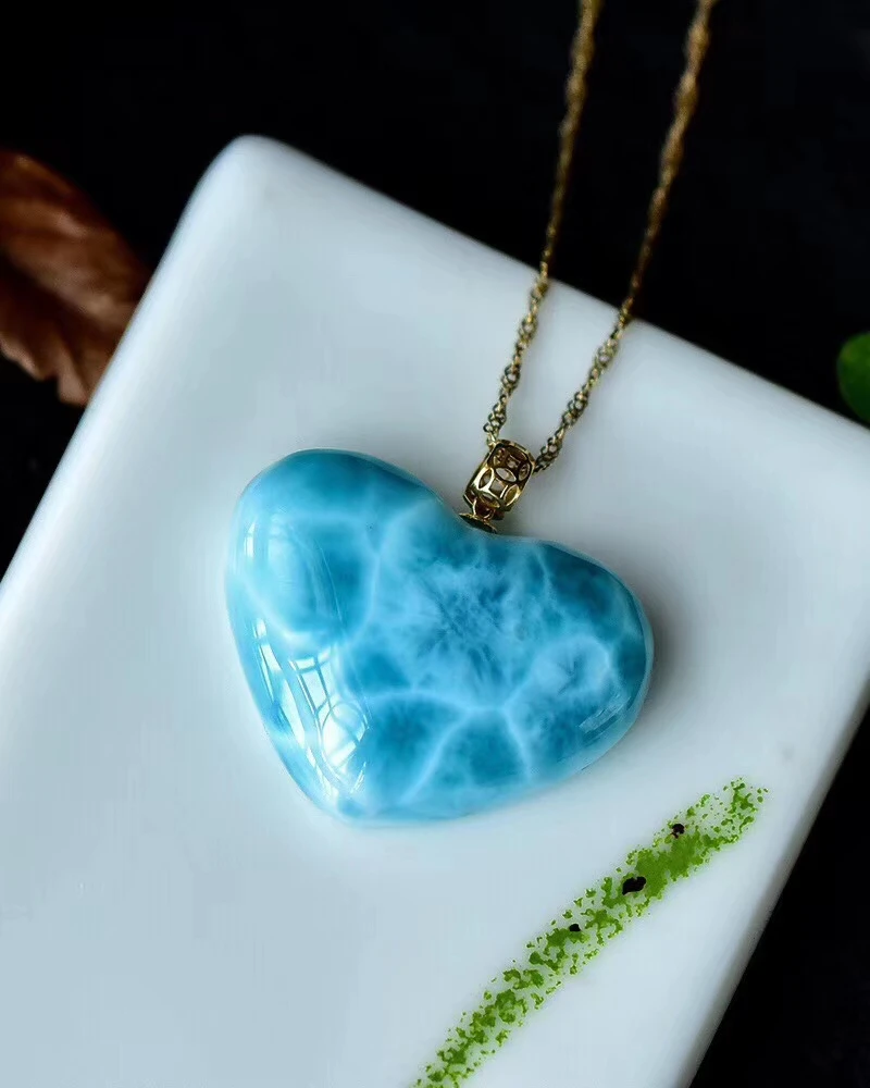 Подвеска в виде сердца из кубика ларинара натурального синего золота 30x23x8 мм 18 К